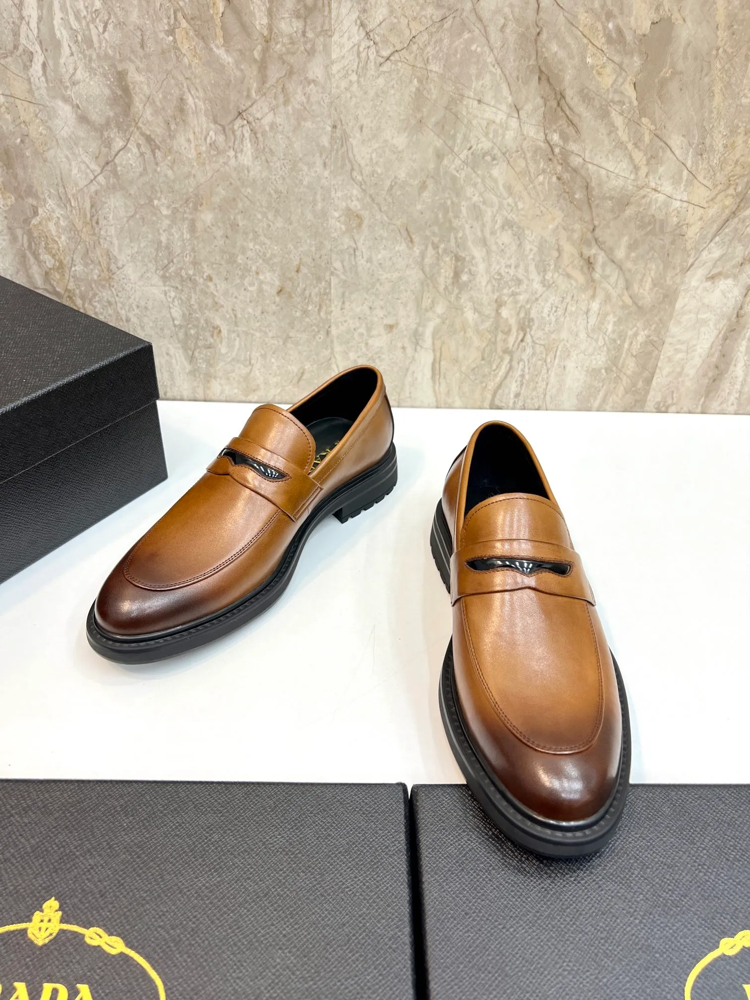 Original order quality: P580 Brand: PRADA (Prada) Standard code: Men's size 38/44 (45 can be customized) Grade: Same style as the official website High-quality men's shoes Material: Original cowhide Water-dyed cowhide lining Rubber outsole Style categories: Men's fashionable formal leather shoes Slip-on men's shoes series Young fashion European and American trends British style Top luxury Color: Actual picture